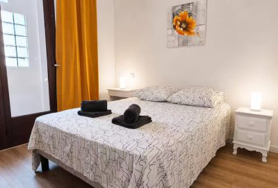 Appartement lumineux et climatisé idéalement situé au cœur d’Hyères, offrant confort, calme et proximité immédiate du centre-ville, des commerces et des plages.