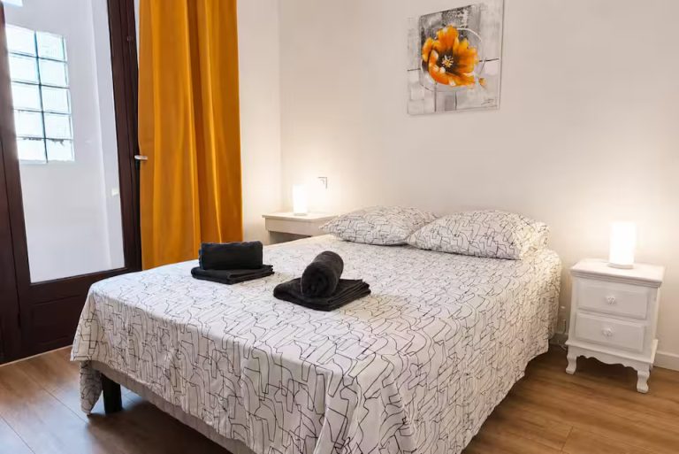 Appartement lumineux et climatisé idéalement situé au cœur d’Hyères, offrant confort, calme et proximité immédiate du centre-ville, des commerces et des plages.