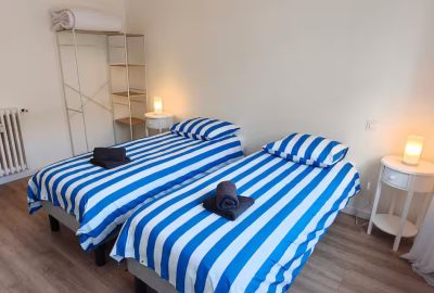 Appartement lumineux et climatisé idéalement situé au cœur d’Hyères, offrant confort, calme et proximité immédiate du centre-ville, des commerces et des plages.