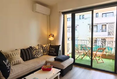Appartement lumineux et climatisé idéalement situé au cœur d’Hyères, offrant confort, calme et proximité immédiate du centre-ville, des commerces et des plages.