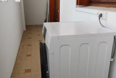 Appartement lumineux et climatisé idéalement situé au cœur d’Hyères, offrant confort, calme et proximité immédiate du centre-ville, des commerces et des plages.