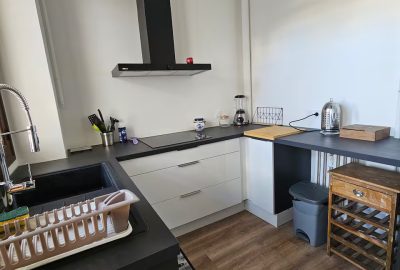 Appartement lumineux et climatisé idéalement situé au cœur d’Hyères, offrant confort, calme et proximité immédiate du centre-ville, des commerces et des plages.