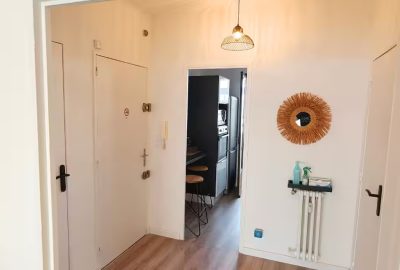 Appartement lumineux et climatisé idéalement situé au cœur d’Hyères, offrant confort, calme et proximité immédiate du centre-ville, des commerces et des plages.