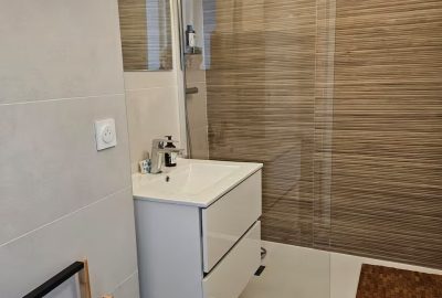 Appartement lumineux et climatisé idéalement situé au cœur d’Hyères, offrant confort, calme et proximité immédiate du centre-ville, des commerces et des plages.