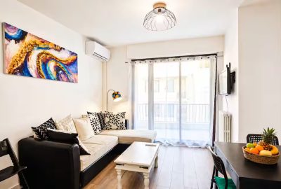 Appartement lumineux et climatisé idéalement situé au cœur d’Hyères, offrant confort, calme et proximité immédiate du centre-ville, des commerces et des plages.
