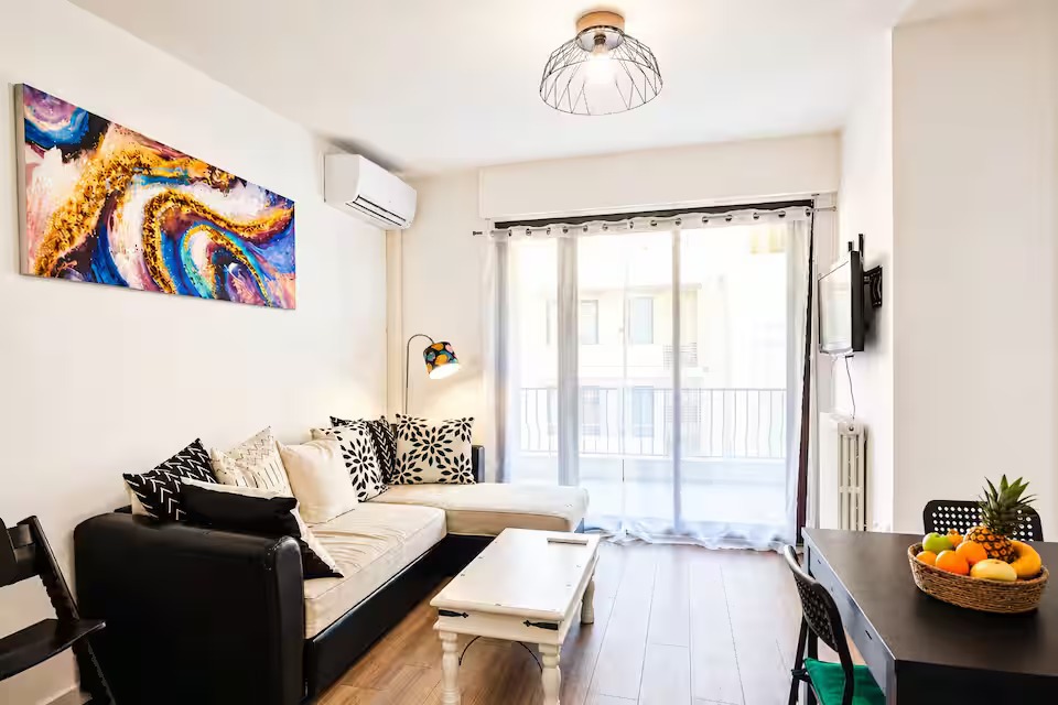 Appartement lumineux et climatisé idéalement situé au cœur d’Hyères, offrant confort, calme et proximité immédiate du centre-ville, des commerces et des plages.