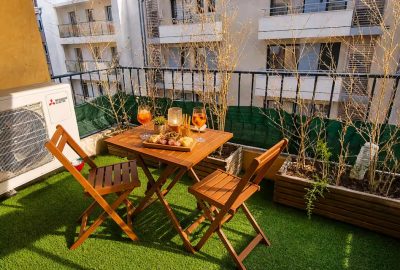 Appartement lumineux et climatisé idéalement situé au cœur d’Hyères, offrant confort, calme et proximité immédiate du centre-ville, des commerces et des plages.